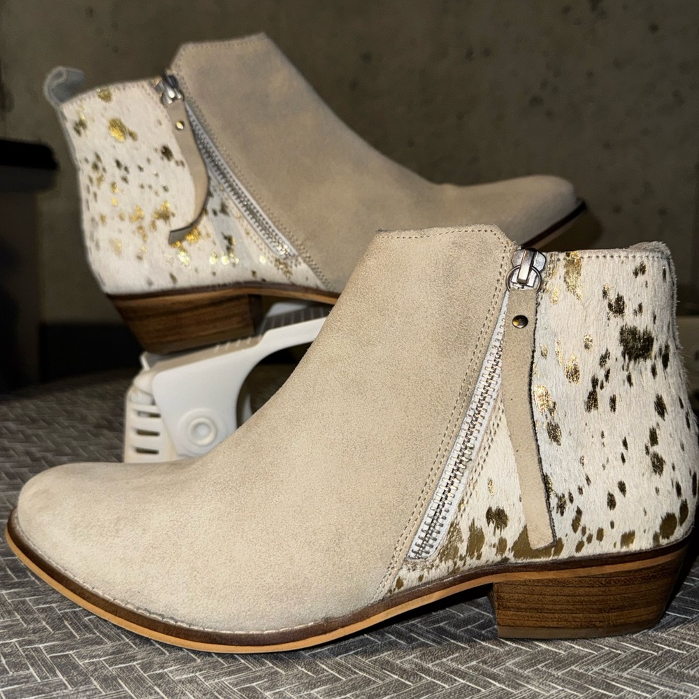 Journee Collection Beige and Gold Ankle Booties